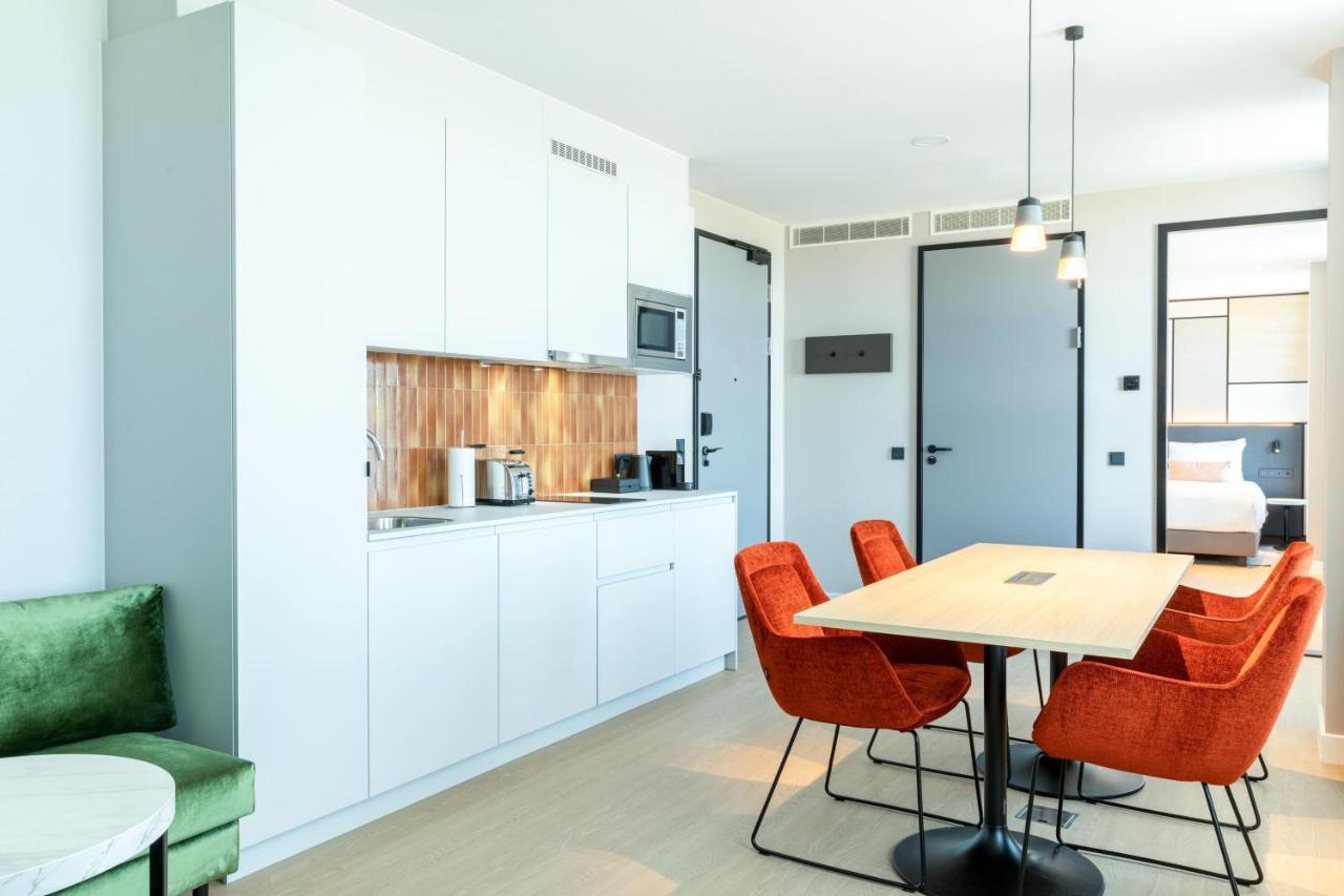 One-Bedroom King Apartment Skyline View
