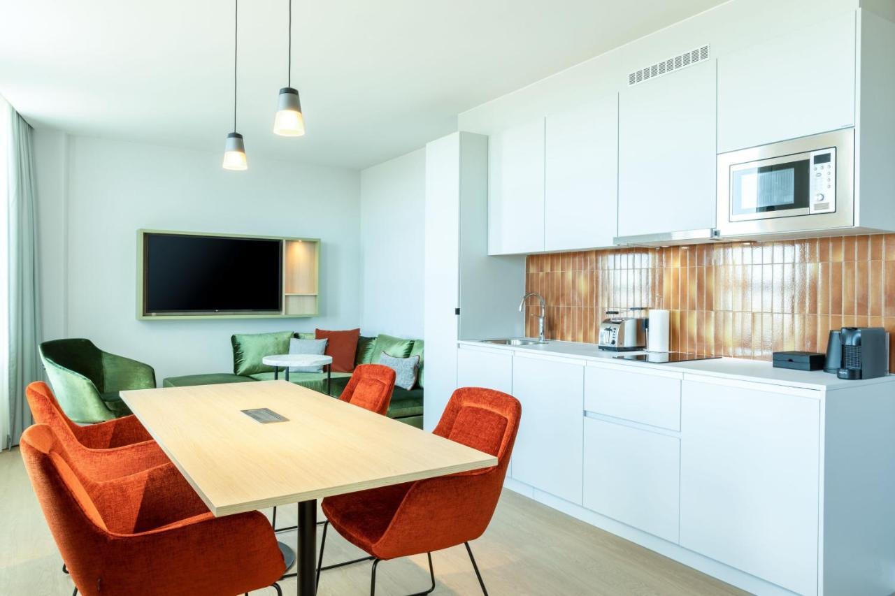 One-Bedroom King Apartment Skyline View